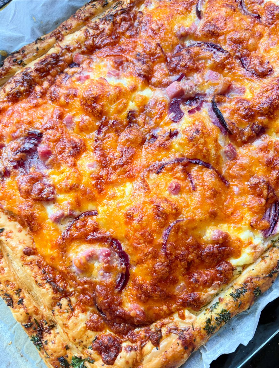 sofialee5n4shq0's tweet photo. Plaattaart is geen pizza of flammkuchen, maar een snelle hartige taart van bladerdeeg. Ik maakte twee varianten: met pancetta, kaas, rode ui en crème fraîche, en met courgette, feta en pecannoten. Bak beide ca. 20 min op 200°C. https://t.co/ggORMg5CcA