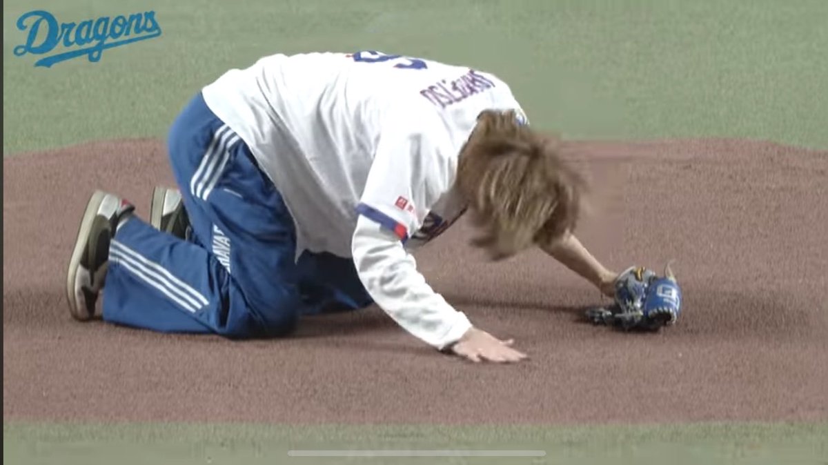 feine_mi's tweet photo. 始球式で投げた後の姿を並べたらめちゃくちゃ面白すぎて滅 https://t.co/3uHzBbWrj9