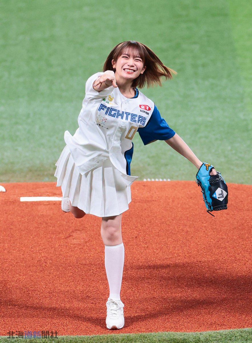 photo_doshin's tweet photo. #北海道日本ハムファイターズ は19日、エスコンフィールドでオリックスと対戦中。タレントの #秋元真夏 さんが、始球式と #きつねダンス で球場を盛り上げました。
#ドミれ #lovefighters
▽ファイターズの記事はこちらから▽
https://t.co/LTYS0cVk7F https://t.co/WHpv0fcveb