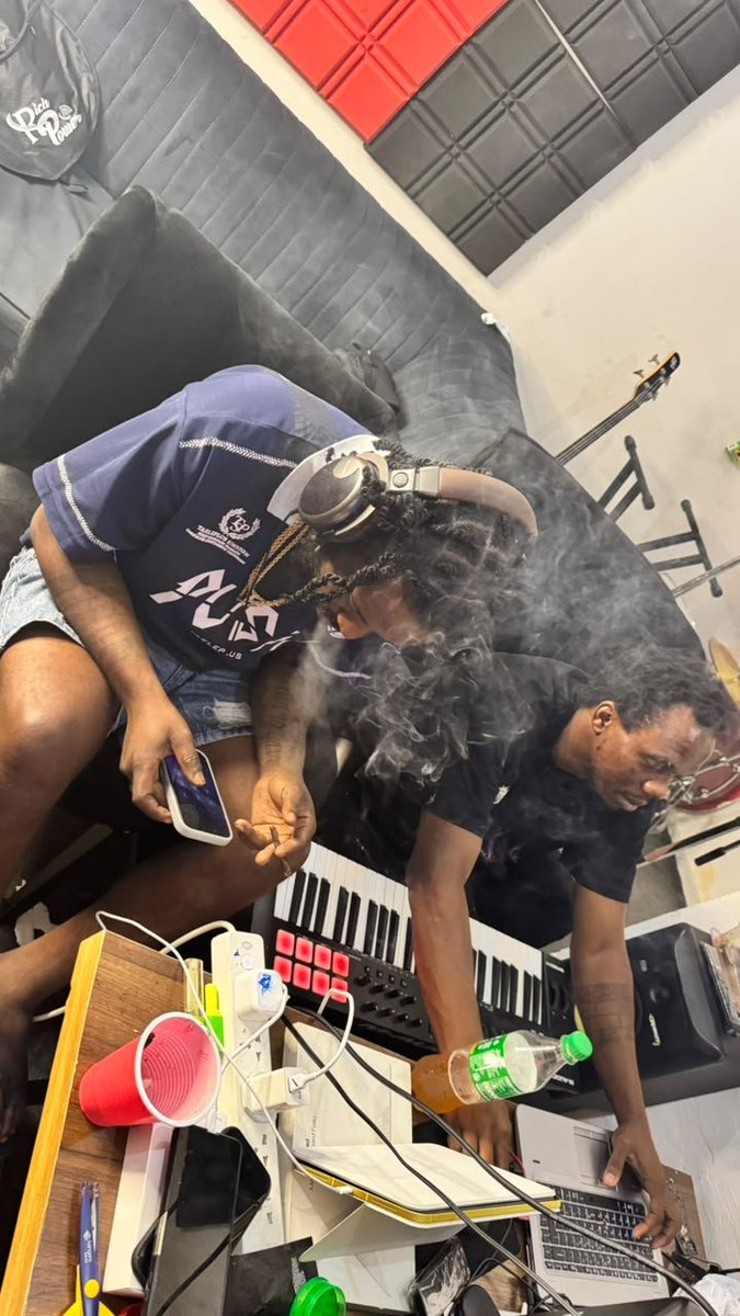 hyguan_'s tweet photo. Studio session with @rebel_firstborn https://t.co/xQrkUPCIPW