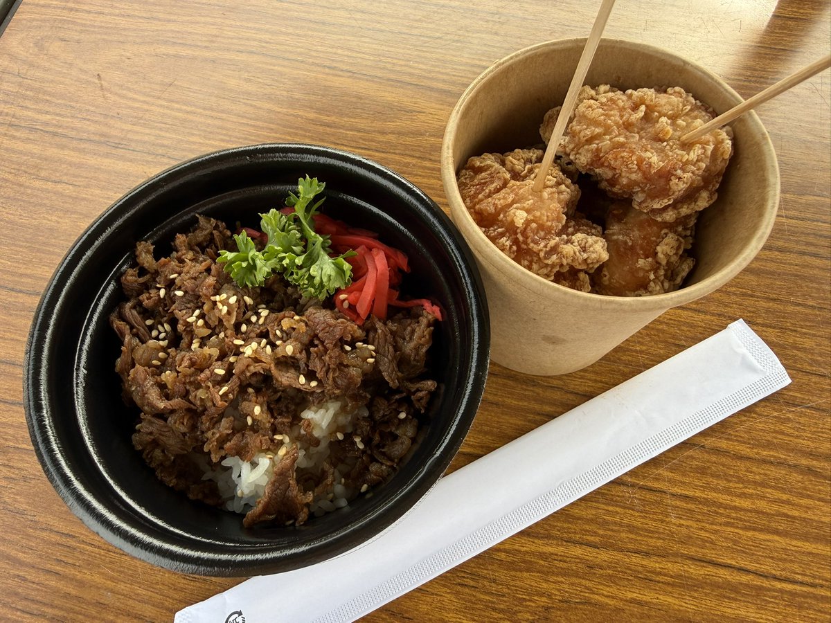 K_chirally's tweet photo. おいし〜い屋台がてんこもり〜🧜🥩
YATAIフェスで朝昼ごはん！暑い！！ https://t.co/E5HM8vPBGR