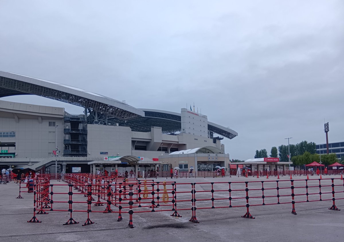 0318Reds's tweet photo. 埼スタ到着！
小雨…試合の間だけでも止んでほしい https://t.co/bi22RCRsWr