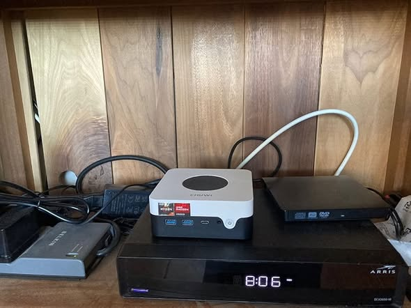 MiniPC_Club's tweet photo. Reasons to buy the Chuwi LarkBox X mini PC:

✅ Pros:

🟢 Features a 12th Gen Intel Core i3-1220P processor (10 cores, 12 threads), delivering multi-core performance far superior to entry-level Intel N100 series chips.
🟢 Dual-channel DDR4 RAM, expandable to 32GB.
🟢 256GB storage, expandable up to 2TB.
🟢 Excellent connectivity for peripherals and displays, including dual Ethernet ports.
🟢 Modern wireless connectivity with Wi-Fi 6 and Bluetooth 5.2.
🟢 Supports three simultaneous displays at up to 4K@144Hz.
🟢 Low power consumption and quiet operation.
🟢 Premium build quality with a stylish two-tone finish.

❌ Cons:

🔴 Base configuration comes with only 8GB of RAM and a 256GB SSD.
🔴 Temperatures run moderately high under load.
🔴 Basic integrated graphics.
🔴 Not a gaming PC.