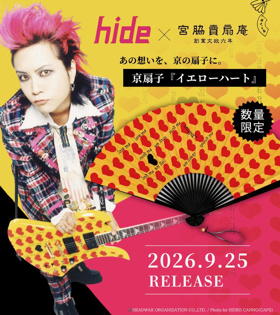 hideofficial_20's tweet photo. 【hide × 宮脇賣扇庵 】
京扇子「イエローハート」9月25日発売！

hideと、文政6年（1823年）創業の京都の老舗扇子店「宮脇賣扇庵」による、特別なコラボレーション扇子が登場します。

hide with Spread Beaverのドラマーであり、宮脇賣扇庵の創業家でもある宮脇“JOE”知史氏とのつながりから実現した今回のコラボレーション。

hideの世界観を、京都の扇子づくりの技とともに形にした特別な一本です。

扇面にはhide愛用ギターの「イエローハート」柄と「hide with Spread Beaver」のロゴをあしらい、京都の職人の手仕事によって一本一本丁寧に仕上げています。

2026年9月25日（金）正午より、数量限定で販売開始。

🔽宮脇賣扇庵「イエローハート｜コラボレーション扇子」の商品詳細・ご購入はこちら
https://t.co/TyeSGJHTyy

【発売日】
2026年9月25日（金）

【価格】
各 11,000円（税込）
数量限定販売

#hide 
#hidewithSpreadBeaver
#宮脇賣扇庵 
#京扇子 
#京都