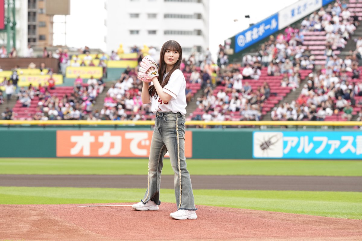 rakuten_hochi's tweet photo. 【セレモニアルピッチ】
「乃木坂野球部」小川 彩さんのセレモニアルピッチ後のコメント

初めて1人で投げるセレモニアルピッチだったので、すごく緊張しました。ここ1ヶ月、ほぼ毎日バッティングセンターのストラックアウトコーナーで練習していて、今日は荘司選手と伊藤 樹選手に、強い気持ちが一番大事だとアドバイスをいただきました。バウンドはしてしまいましたが、気持ちは出し切ることができたと思います。
この後もバズーカタイムやラッキー7に出演するので、試合も楽しみながら楽天モバイル 最強パーク宮城を盛り上げていきます！
※写真は楽天野球団提供