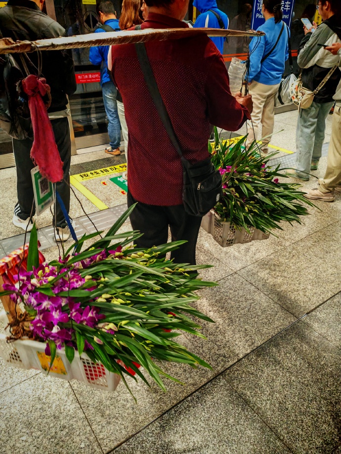 scottgeorgeedw4's tweet photo. Random street snap that made my morning today – old man selling handmade flower crowns by the subway entrance on a crisp autumn day https://t.co/Ql8Dx7T2AY