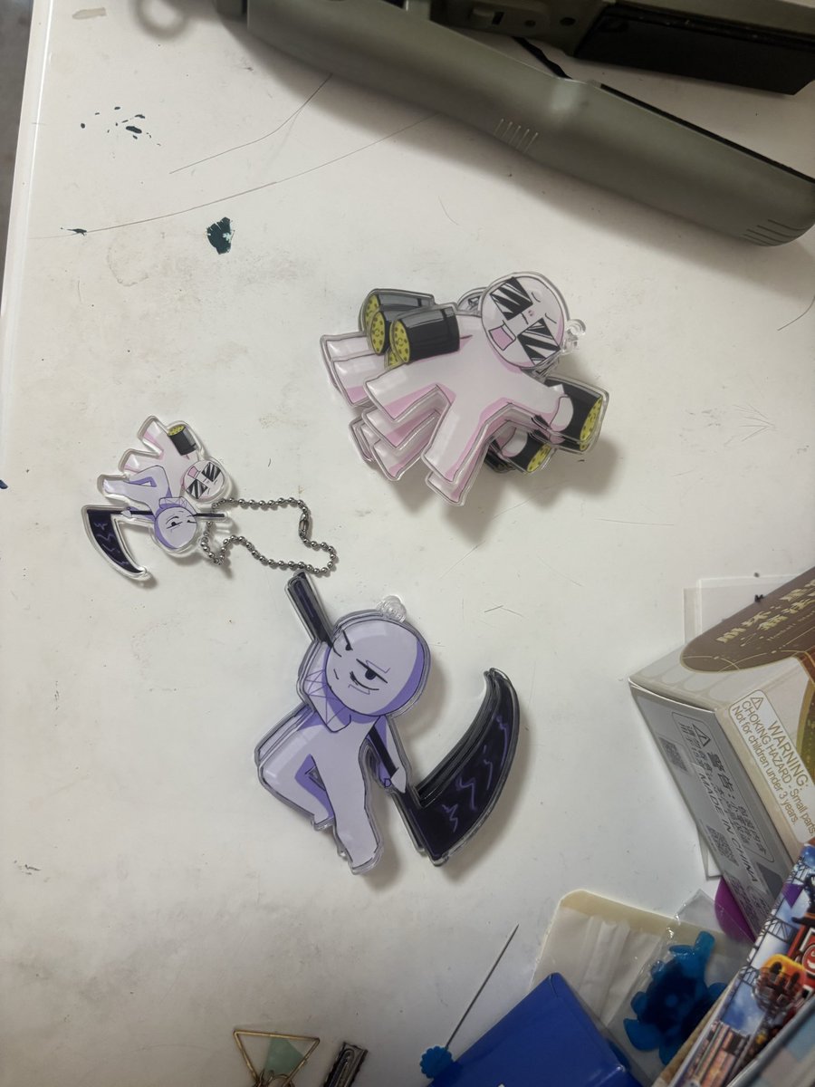 36ennkasukasu's tweet photo. #Maid_on_Parry 
オフ会で配る予定のアクキー届きました！
机の上汚くて申し訳ないんだけど……
一応私の手でのサイズ感はこんな感じです!!当日はボールチェーンをつけて包装してお配りします‼️表面フィルムできるだけ取らないようにしましたが、アクリルボードから取り出す際に取れてる物もあるかも💦 https://t.co/pJFtdK3Yvs