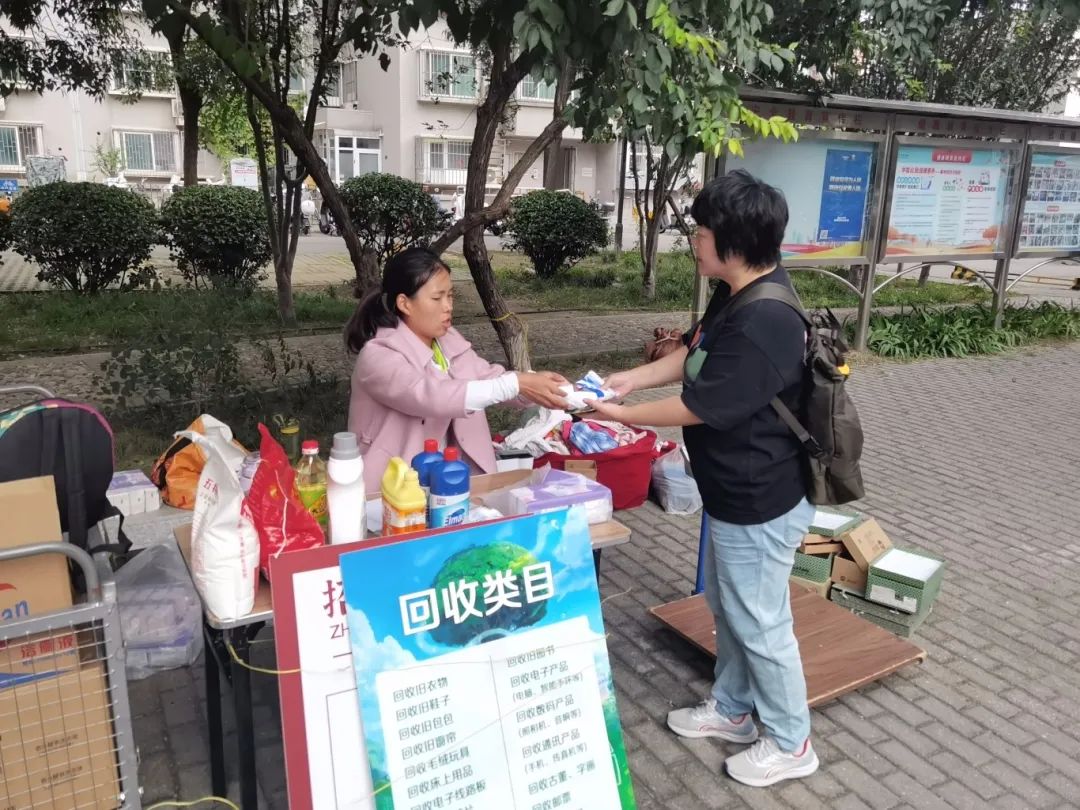 andrew0stevenho's tweet photo. [Tackled the clutter of old books u0026 decor this weekend! Gave away 3 boxes of pre-loved items to the local community—decluttered my space, made someone else’s day, win-win! ]， https://t.co/TkUthFCKzs