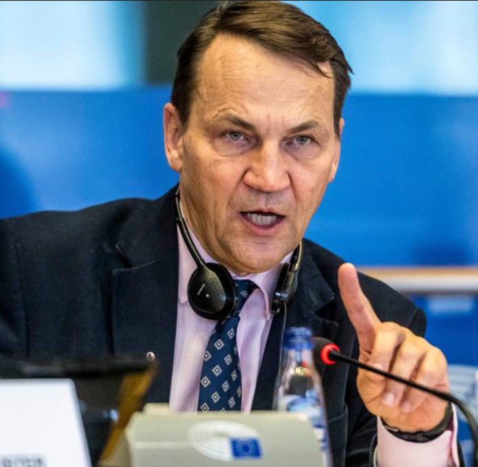klucz_17stka's tweet photo. Sikorski jest facetem, który przywraca nam ustawienia fabryczne.
Wszyscy się silą na kwieciste mowy, tylko Sikorski klarownie wykłada nudną prawdę. I nagle okazuje się, że robi to duże wrażenie na świecie zaplątanym w sieć czczych retorycznych fikołków. https://t.co/M5RiN4xsNi