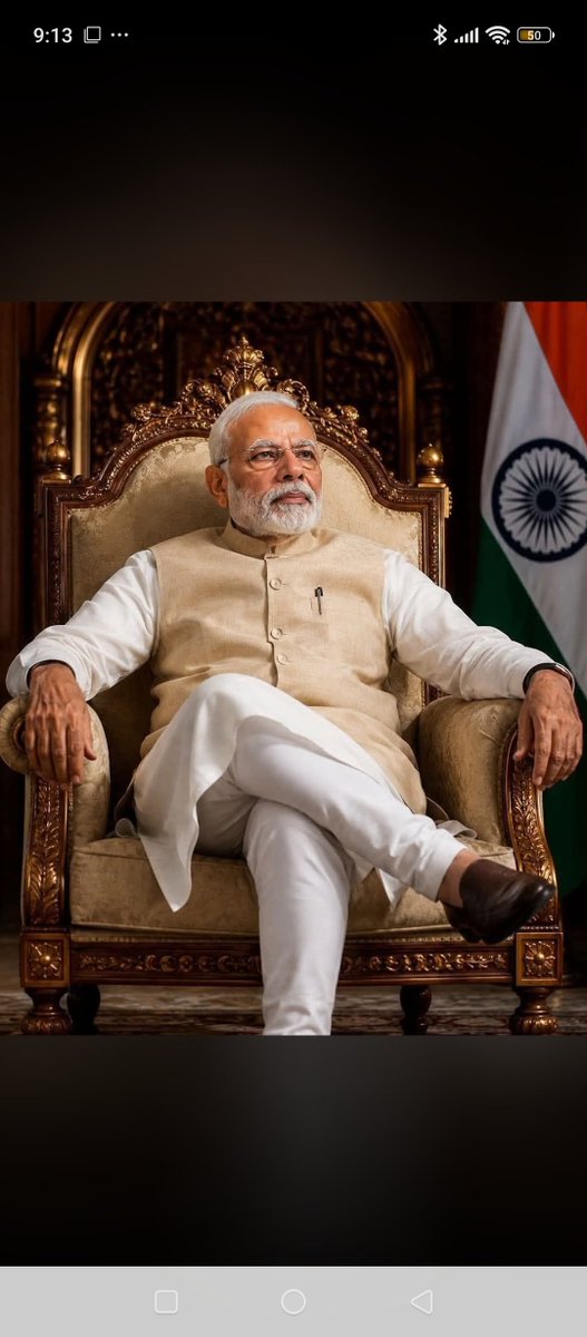 MrMishra's tweet photo. कोई माने या न माने,
लेकिन परसों प्रधानमंत्री के जन्मदिन पर ‘दीया जलाने’ का आह्वान एक तरह से जनता की मौजूदा मनोदशा को परखने की कसौटी था।
और तस्वीर उम्मीद के मुताबिक नहीं रही...
सबसे बड़ा बदलाव शायद यही है कि मोदी जी की लोकप्रियता और भाजपा के प्रति लोगों की वैचारिक प्रतिबद्धता अब एक ही चीज नहीं रह गई है।
एक दौर था जब मोदी का नाम ही समर्थकों में ऊर्जा भर देता था। उनका हर आह्वान अभियान बन जाता था, हर नारा जनता का अपना नारा बन जाता था।
नोटबंदी से लेकर तमाम कठिन फैसलों तक...
लोगों ने असुविधाएं सहीं, आलोचनाएं झेलीं, रिश्तों तक में बहस की, लेकिन व्यक्तिगत निष्ठा कमजोर नहीं पड़ी।
आज वही तस्वीर बदलती दिखाई दे रही है।
भाजपा के साथ खड़े रहने वाले लोगों की संख्या और मोदी के प्रति पहले जैसी भावनात्मक निष्ठा, इन दोनों को अब एक ही तराजू में तौलना शायद सही नहीं होगा।
और इसे केवल किसी एक जाति या वर्ग की नाराजगी कहकर खारिज करना भी आसान रास्ता होगा। अगर मामला सिर्फ एक वर्ग तक सीमित होता, तो बाकी समाज में उस आह्वान का वैसा ही उत्साह दिखाई देता, जैसा पहले देखने को मिलता था।
सवाल सिर्फ एक दिन दीया जला या नहीं जला, इसका नहीं है। सवाल उस भावनात्मक जुड़ाव का है, जो कभी मोदी जी और जनता के बीच दिखाई देता था।
भाजपा नेतृत्व के लिए शायद अब समय आ गया है कि वह केवल संगठन की मजबूती नहीं, बल्कि जनता के बदलते मनोविज्ञान को भी गंभीरता से पढ़े और भविष्य के नेतृत्व को लेकर समय रहते व्यापक मंथन करे।
क्योंकि राजनीति में सबसे बड़ा खतरा विरोधी की आवाज नहीं होती, सबसे बड़ा संकेत तब मिलता है, जब अपने ही लोग चुप हो जाएं।
आप मेरी बातों से सहमत हैं या असहमत कमेंट में बताइए 🙏