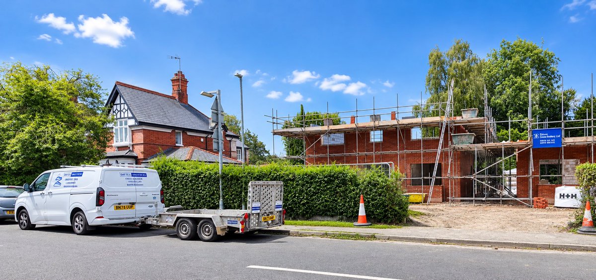 DaviesBros's tweet photo. Belgrave Gardens - Good progress at 2 large luxury Homes in Wrexham https://t.co/URUF6WsNWK