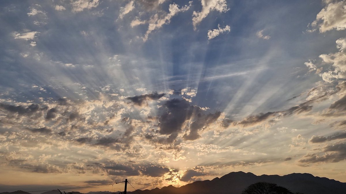 KitJulyesaj's tweet photo. 積み重ねてきた確信が、ある瞬間に脆く崩れ去る感覚を覚えることがあります。皆さんは、自分を信じる根拠をどこに求めているのでしょうか。 https://t.co/vE8QMr9hrT