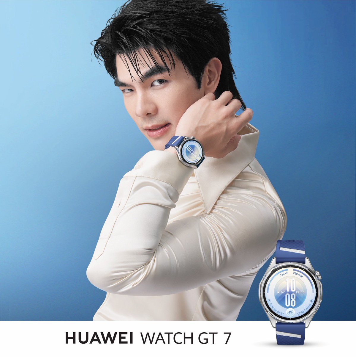 KAOHIT_ENT's tweet photo. หัวเว่ยดึง “มาย-ภาคภูมิ” นั่งแท่นเซเลบริตี้เปิดตัว HUAWEI WATCH GT 7 Seriesสะท้อนภาพลักษณ์สมาร์ทวอทช์พรีเมียมเรือธง ชูดีไซน์ Quiet Luxury ผสาน AI ดูแลสุขภาพเหนือระดับ
#HUAWEI #MilePhakphum #HUAWEIWatchGT7xMilePhakphum #HUAWEIWatchGT7Series #TimeForYourBest
กรุงเทพฯ 18 กันยายน 2569 – หัวเว่ย คอนซูมเมอร์ บิสสิเนส กรุ๊ป (ประเทศไทย) ประกาศเปิดตัว “มาย-ภาคภูมิ ร่มไทรทอง” นักแสดงและศิลปินหนุ่มสุดฮอตที่เปี่ยมด้วยสไตล์ มารับหน้าที่ “เซเลบริตี้” ร่วมถ่ายทอดภาพลักษณ์สมาร์ทวอทช์ระดับเรือธงรุ่นล่าสุด HUAWEI WATCH GT 7 Series ที่มาพร้อมคอนเซปต์ “Time for Your Best” ตอกย้ำการเป็น AI Health Companion ที่ผสมผสานความหรูหราสไตล์ Quiet Luxury เข้ากับนวัตกรรมการดูแลสุขภาพเชิงลึก และประสิทธิภาพการออกกำลังกายระดับมืออาชีพอย่างลงตัว ตอบโจทย์ไลฟ์สไตล์ของคนรุ่นใหม่ที่ใส่ใจทั้งภาพลักษณ์และสุขภาพเชิงป้องกัน
การร่วมงานกับหัวเว่ยในครั้งนี้ “มาย-ภาคภูมิ” เป็นตัวแทนอย่างสมบูรณ์แบบของกลุ่ม Aspirational Professional และสไตล์ไอคอนที่พิถีพิถันในการเลือกสรรสิ่งที่ดีที่สุดให้ตัวเอง ไม่ว่าจะเป็นเรื่องของแฟชั่นการแต่งกาย ไลฟ์สไตล์ที่แอคทีฟ เช่น กีฬาเทนนิสและกิจกรรมกลางแจ้ง ไปจนถึงการบริหารจัดการสุขภาพในวันทำงานที่ยุ่งเหยิง ซึ่ง HUAWEI WATCH GT 7 Series เข้ามาตอบโจทย์ทั้งในแง่ของเครื่องประดับระดับพรีเมียมที่เสริมลุคให้โดดเด่นเหนือกาลเวลา และผู้ช่วยอัจฉริยะที่ดูแลสุขภาพได้แบบรอบด้านตลอด 24 ชั่วโมง
HUAWEI WATCH GT 7 Series มาพร้อมสโลแกน “งดงามด้วยดีไซน์ ยกระดับทุกการเคลื่อนไหว ล้ำหน้าด้วยสุขภาพเหนือระดับ” (Elegant by Design. Elevated by Movement. Elite by Health.) ยกระดับงานประกอบด้วยวัสดุพรีเมียมระดับไฮเอนด์ โดยในรุ่น HUAWEI WATCH GT 7 Pro ตัวเรือนทำจากไทเทเนียมอัลลอยด์ที่ทนทาน ผสานกรอบเซรามิกนาโนคริสตัล (Nanocrystal Ceramic Bezel) หน้าปัดกระจกแซฟไฟร์กันรอยขีดข่วน และสาย EasyCross™ ดีไซน์เก็บปลายสายอย่างไร้รอยต่อ นุ่มกระชับ ใส่สบายในทุกกิจกรรม