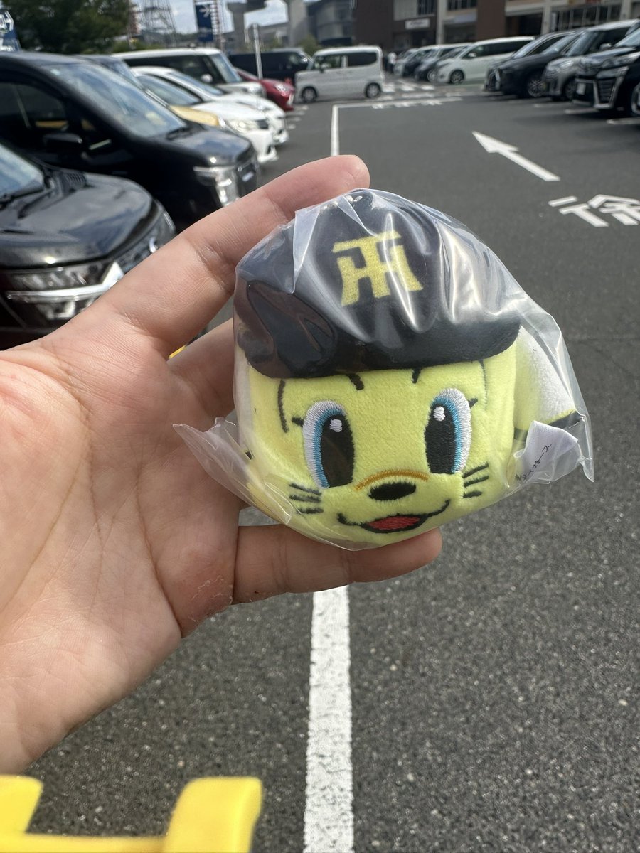 tomokaa200's tweet photo. @nachi_mm_ トラッキーを所持しているのですがスラィリーと記載されてますが、つば九郎との交換は、難しいでしょうか？もし可能であればつば九郎と交換したいです https://t.co/4E0pg5nDwT