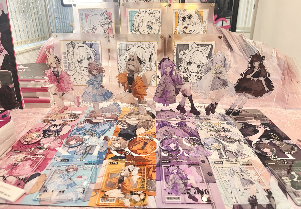 krossing_info's tweet photo. 【会場内紹介】

⟡ “K”OLORSコーナー

ピンク+レースクロスのテーブルに飾り付けられたグッズが特徴のエリアです。
壁にはMVが映されている他、ポスターやキャンバスなども飾られています。 https://t.co/FVIkvqE7CF