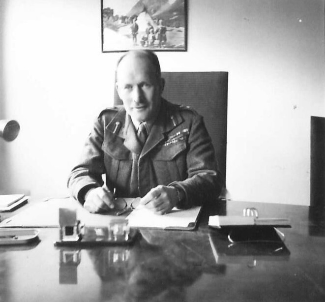 DrHelenFry's tweet photo. In April 1945, with Axis defeat looming, Britain sent General Sir Andrew Thorne to Trent Park with a dramatic proposal:

Would captured German generals broadcast a surrender appeal to end the war and save lives?

Their response was astonishing:
(🧵) https://t.co/ELWF5qFE9d