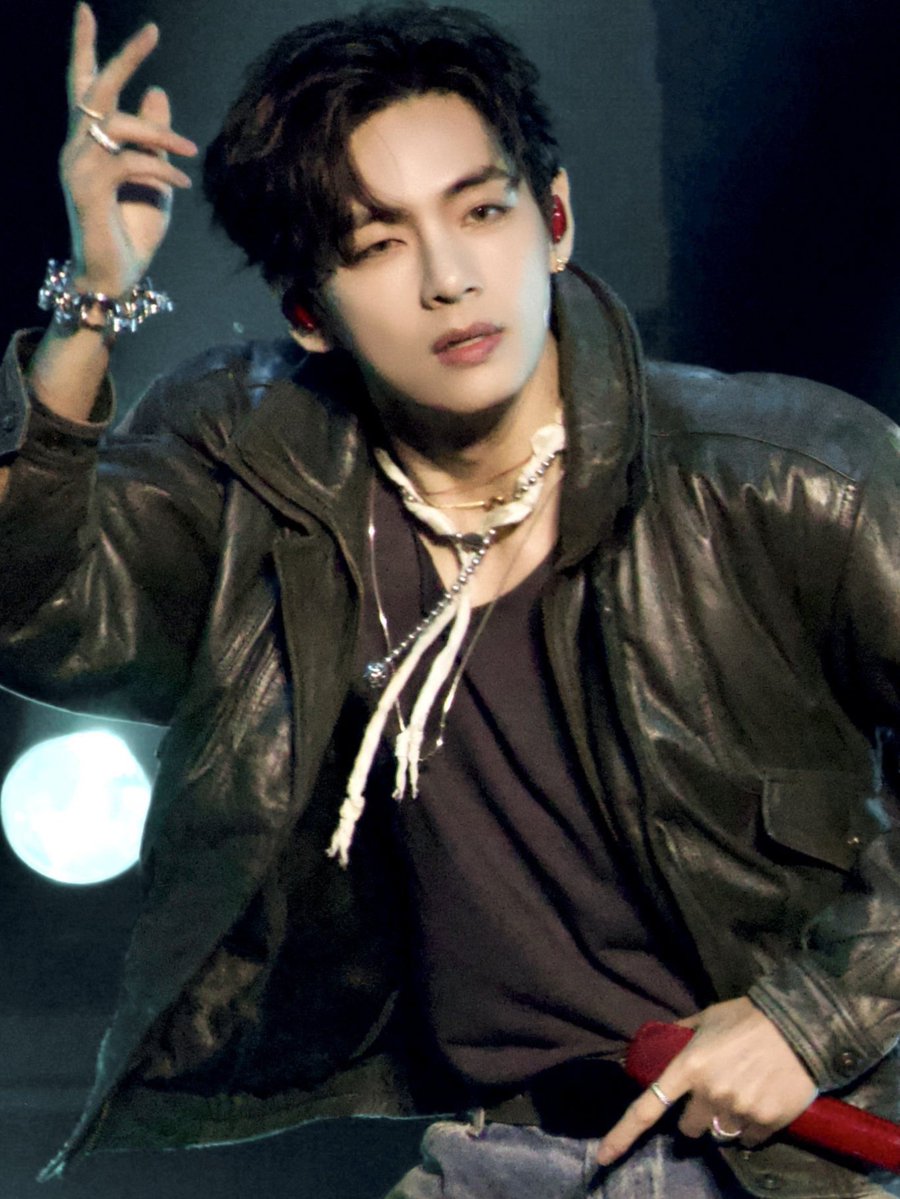 vjoonism's tweet photo. mind you these are pictures taken in the middle of taehyung performing the choreo like okay? mayor of mugcity over here https://t.co/DNADzl5wlh