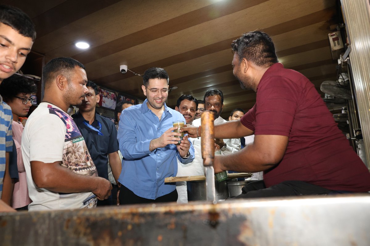 raghav_chadha's tweet photo. दिनभर के कार्यक्रम समाप्त करने के बाद अमृतसर के मशहूर Giani Tea Stall पर पहुँचा। चाय की चुस्कियों के साथ पंजाब की सियासत पर देर रात तक लोगों के साथ चर्चा हुई।

इससे एक बात तो साफ है

नशे में नाश है,
चाय पर विश्वास है।
कुछ लोगों में भ्रम है,
लेकिन चाय में दम है! ☕ https://t.co/OoQLoZAj7W