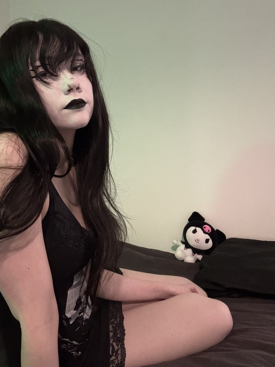 Selenegothic's tweet photo. sitting pretty :’) https://t.co/wShdYbkKsd