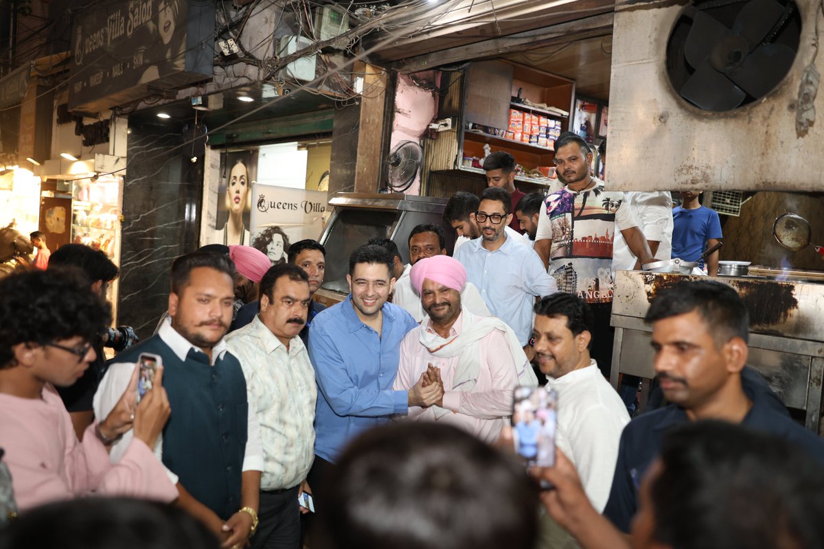 raghav_chadha's tweet photo. दिनभर के कार्यक्रम समाप्त करने के बाद अमृतसर के मशहूर Giani Tea Stall पर पहुँचा। चाय की चुस्कियों के साथ पंजाब की सियासत पर देर रात तक लोगों के साथ चर्चा हुई।

इससे एक बात तो साफ है

नशे में नाश है,
चाय पर विश्वास है।
कुछ लोगों में भ्रम है,
लेकिन चाय में दम है! ☕ https://t.co/OoQLoZAj7W