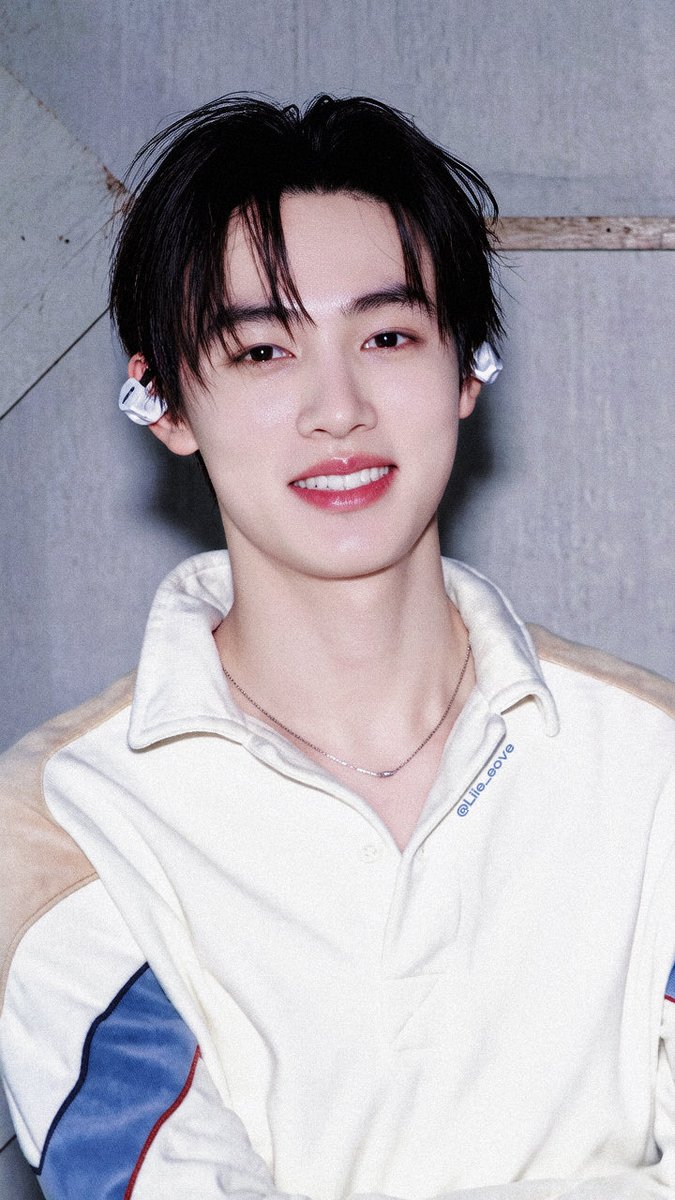 ForEomie115's tweet photo. @Thuyduo19265332 @SEONGHYEONINA @eomlandvnfp Kehadiran ACEOM tak tertandingi yang mendominasi lampu sorot hari ini! EOMAGNETISM memikat membangun kerajaan EOMPRODIGY dari kesuksesan yang bersinar.
 
EOM BRINGS ACE FACTOR
 
#SEONGHYEONInFocus
#SEONGHYEON #성현 https://t.co/WQezSz8glJ