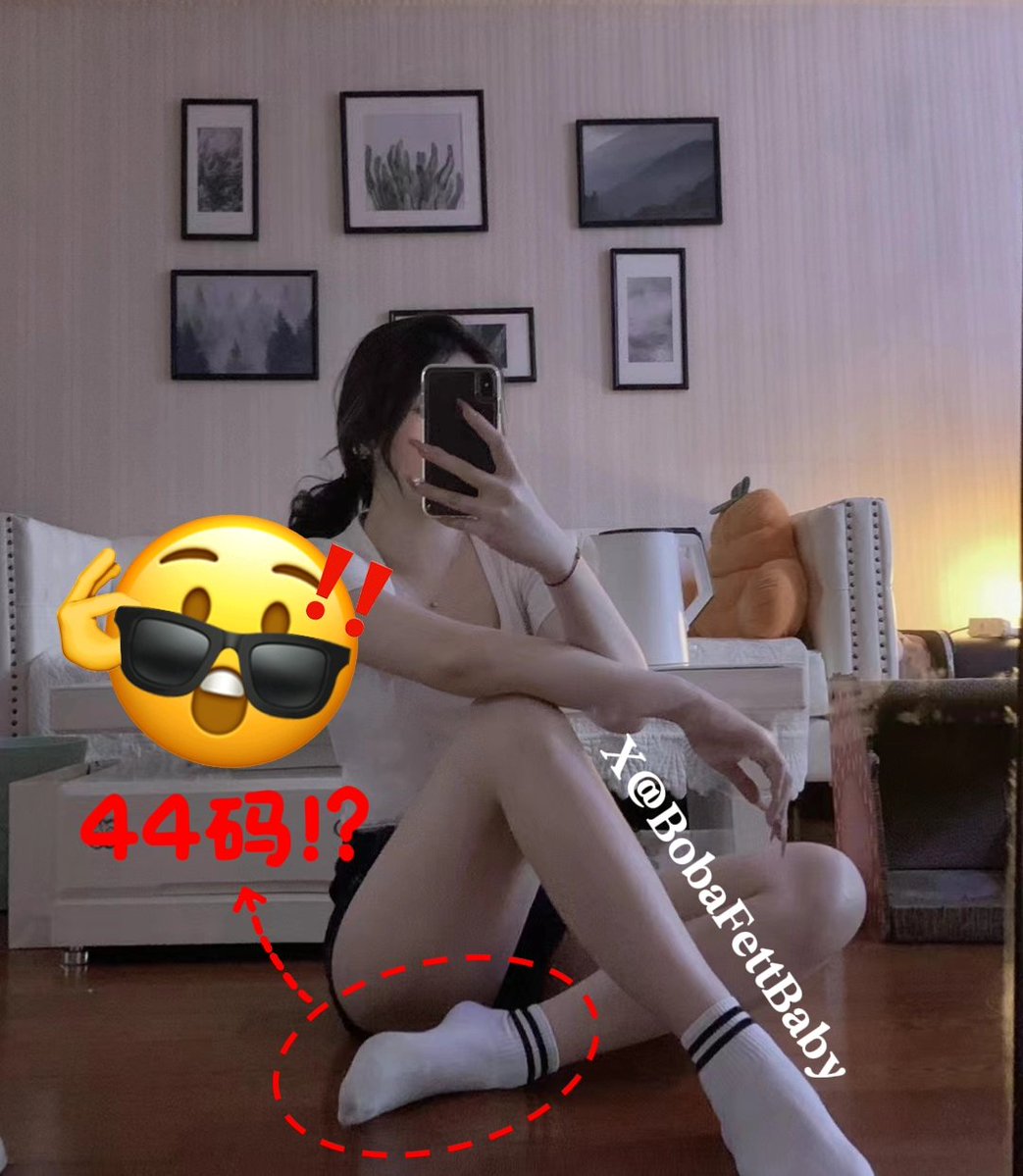 BobaFettBaby's tweet photo. 能当主播必须颜值在线，再配上44码大脚，除了王炸我想不到别的形容词🃏猜猜一左一右哪个是王炸姐？ https://t.co/elpdGtKVsQ