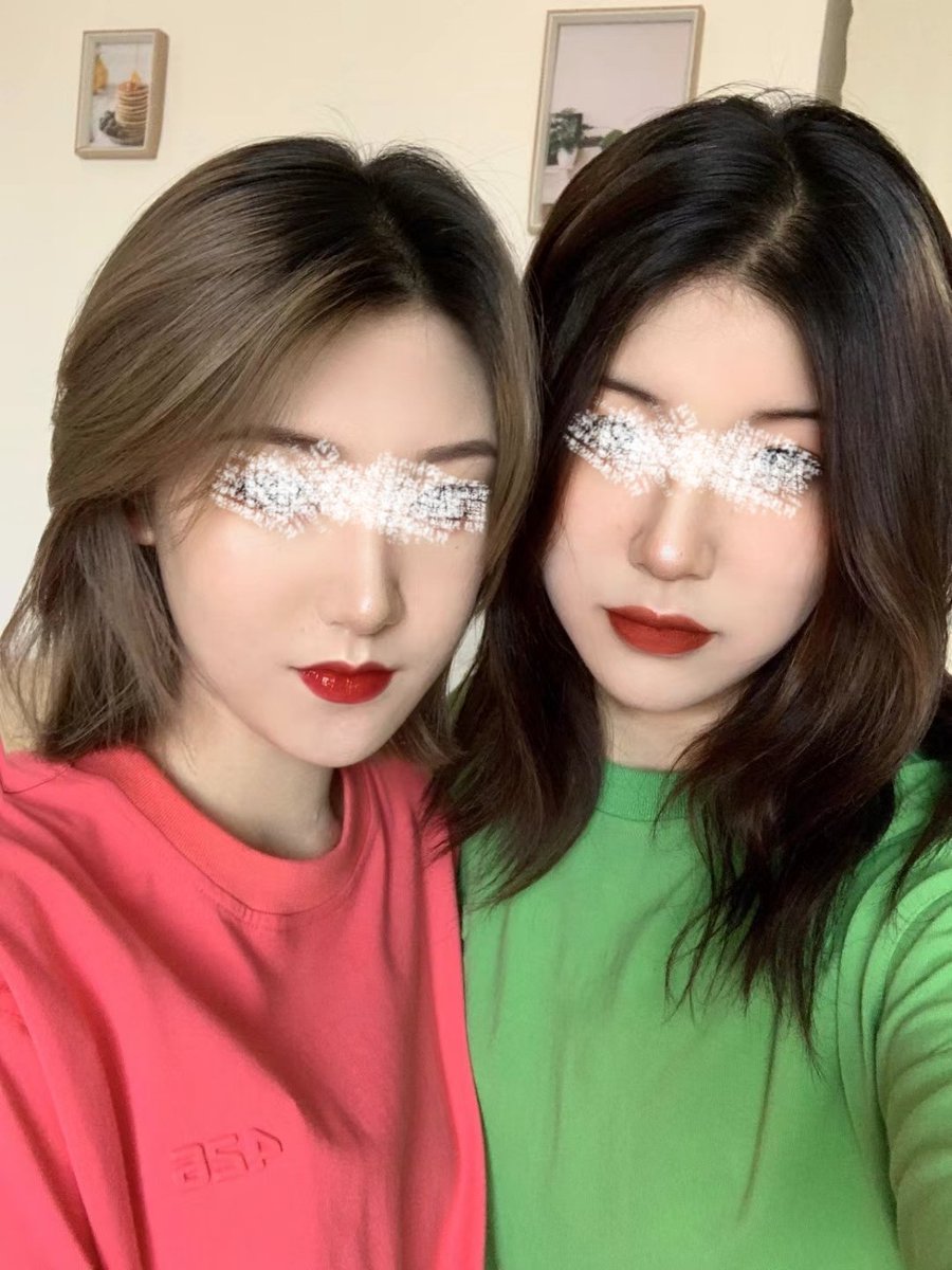 BobaFettBaby's tweet photo. 能当主播必须颜值在线，再配上44码大脚，除了王炸我想不到别的形容词🃏猜猜一左一右哪个是王炸姐？ https://t.co/elpdGtKVsQ