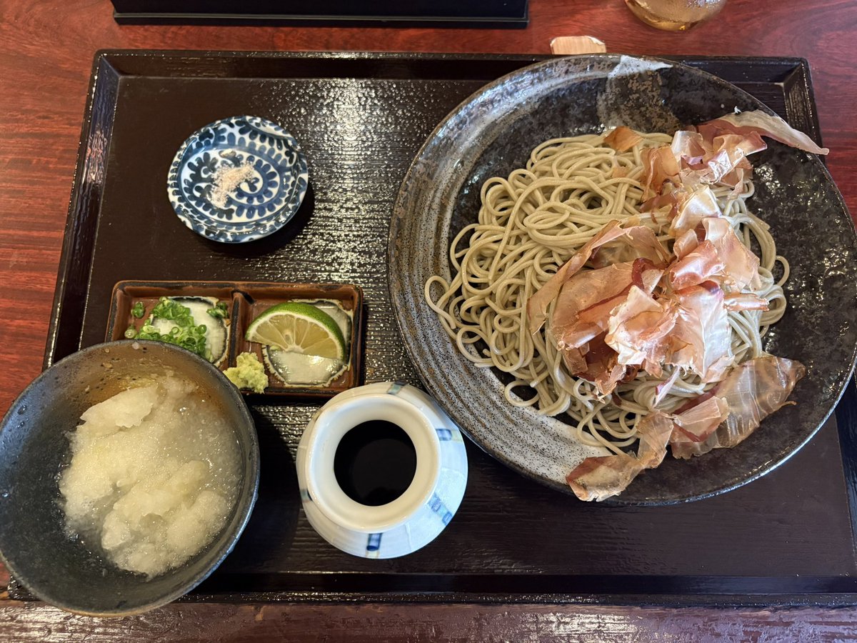 murocchii's tweet photo. 本日の底辺ランチ
最近は「そろそろ寒くなるからこれでざる蕎麦も食べ納めやな」と思いながら毎回ざる蕎麦頼んでて一向に食べ納めにならないの無能すぎる https://t.co/NYWBhLt0b9