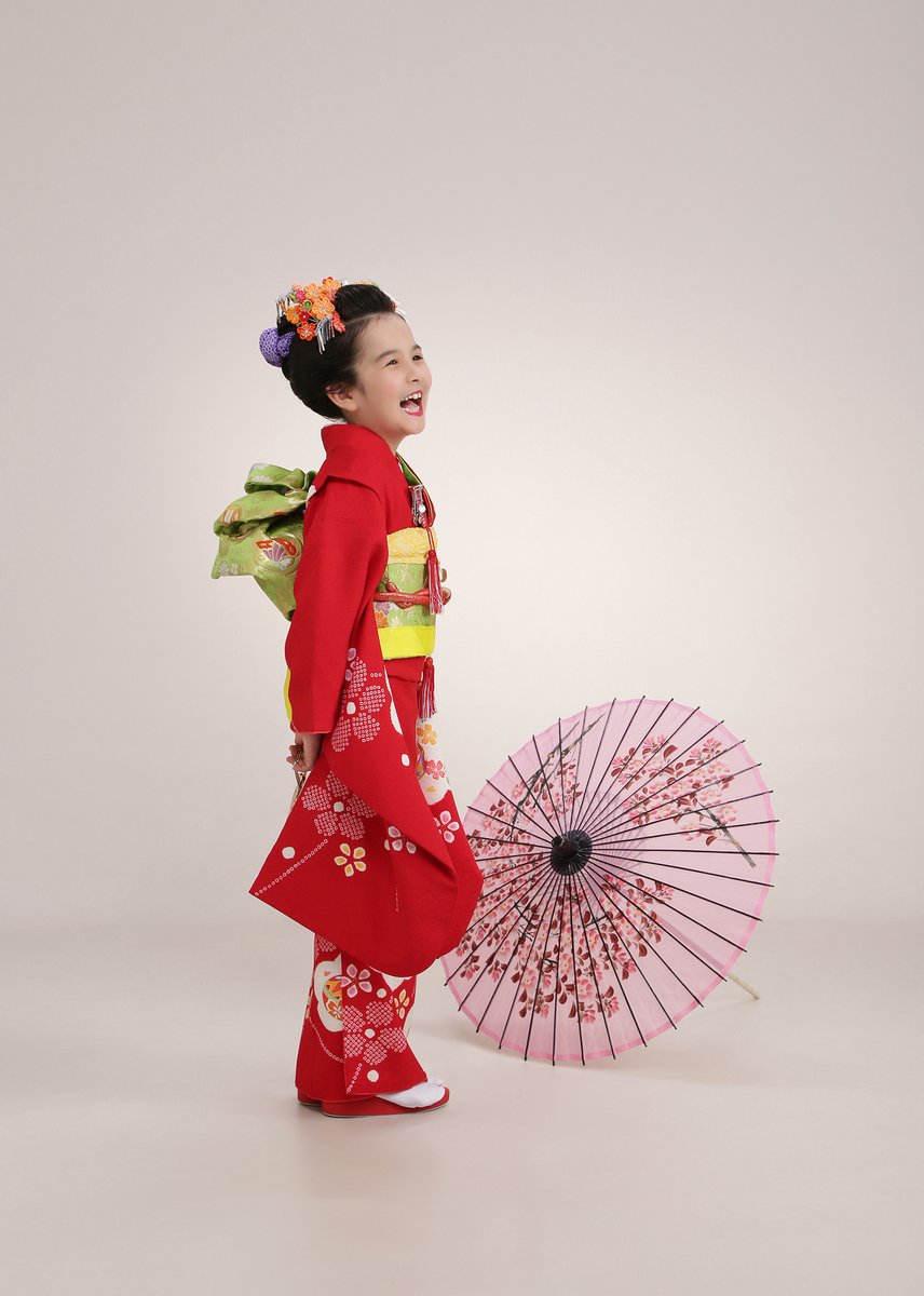 yakushi_studio's tweet photo. 七五三は、日本の伝統美を大切に。

日本髪に伝統の着物をまとい、凛とした大人びた表情を美しく残す正統派スタイル。
ドレスに着替えれば、まるでプリンセスのような上品で華やかな世界へ。

一度の撮影で出会える、ふたつの特別な���。
今だけの美しさを、心に残る一枚に。 https://t.co/PqfeXntek2