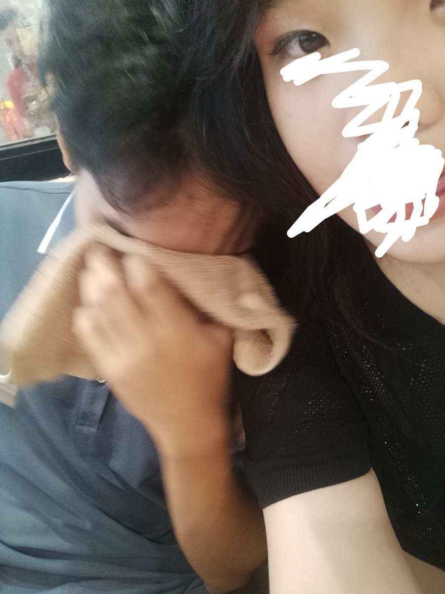 jjajeumn's tweet photo. etuh naman s starmall waley kami sleep parehoo nyannn kaya parang mga zombie kami n nag gagala s starmall, lagi sha may ganyang pic sakin n nakatago hwhshshajaahhashh cutiee antok n antok kami nyan grabe https://t.co/7b22eDiq35