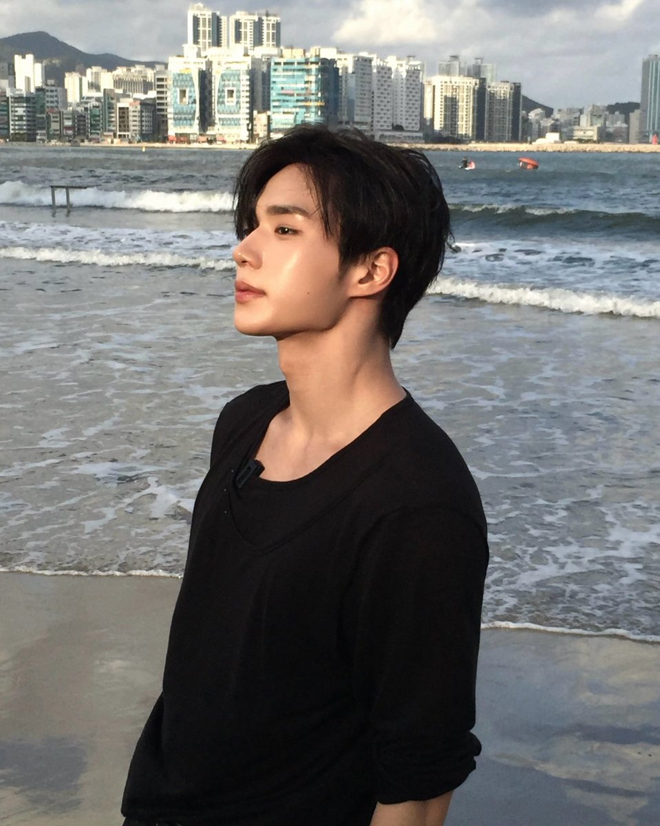 sinxmio's tweet photo. 둘다 바다 진짜잘어울리는데 
같은바다에서 이만큼이나 다른컷 출력해낸거 https://t.co/jBu2P2TupM