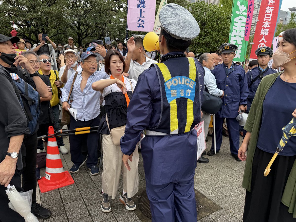 tanakaryusaku's tweet photo. 【国会前発】

「憲法改悪・反戦デモ」。開始前から警察が介入してきた。

「後ろの石段にいる参加者は降りろ」というのだ。

15年も国会前のデモを取材してきたが、こんな規制は初めてだ。

＝15:15分頃、国会正門前　撮影:田中龍作＝ https://t.co/qkaw4NqEVI