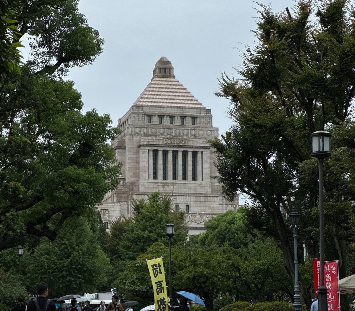 zenkokushoukou's tweet photo. ちょっとお天気いまいちの国会前ですが、本日も！平和でこそ商売繁盛！✨️✨️
 #国会正門前前大行動0919 https://t.co/WGNratnscg