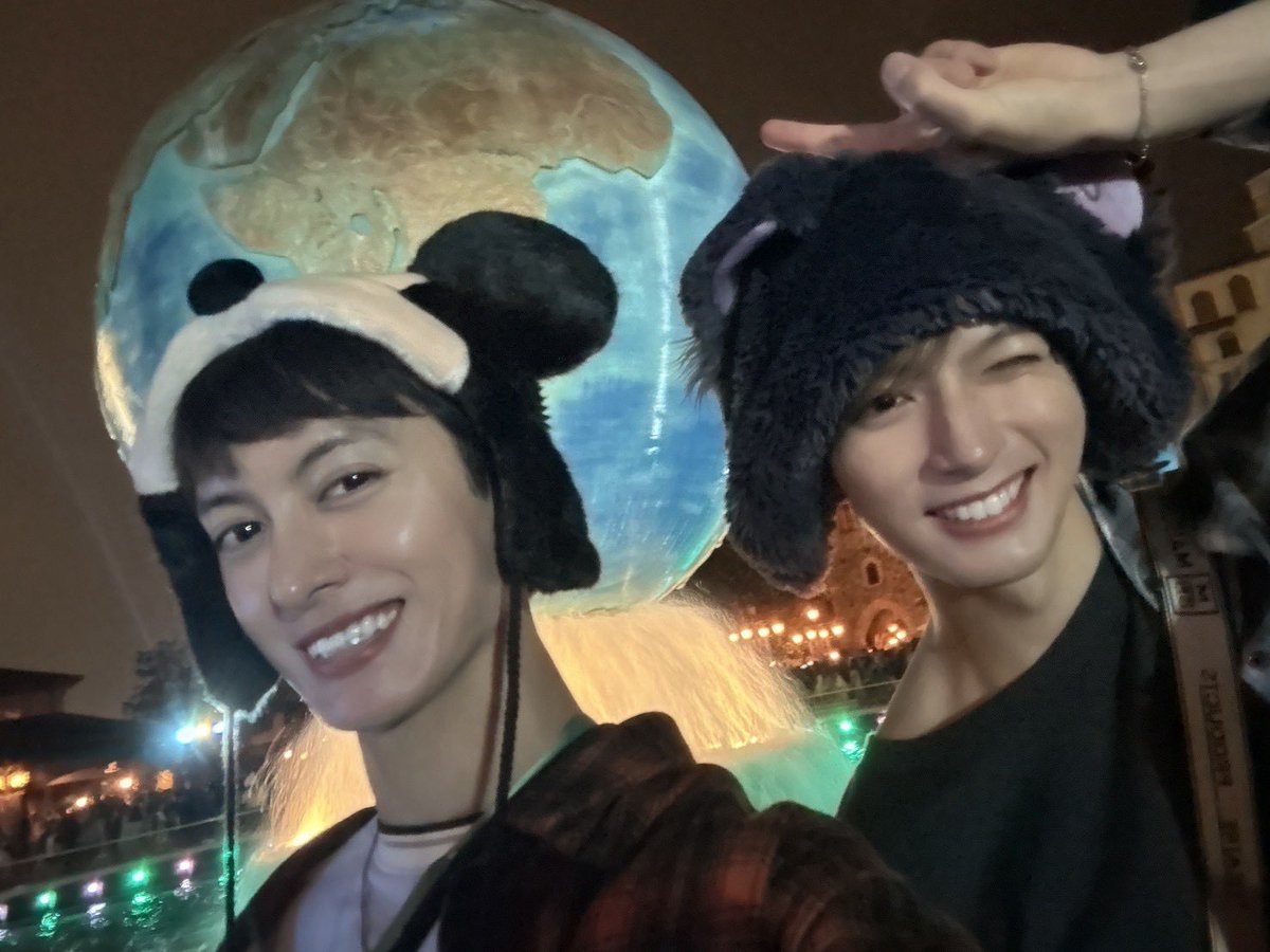kutisyu's tweet photo. 先日、休みにたかみちと
ディズニーシーに行ってきました🫰🏻

やはり夢の国は最高でしたね🌈
沢山美味しいものを食べて、
乗り物に乗って、いろんな話をして、
最後2人でパレードを見て、
やっぱりエンタメって
素敵だなって思いました。

なんだか僕らにとって、
すごく大切な時間だった気がします👶🏻 https://t.co/hFU0busomc