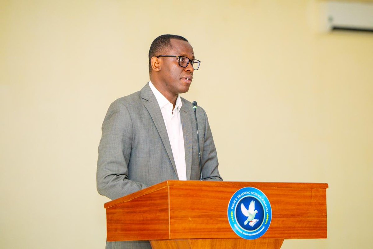 SamKabera's tweet photo. AMAKURU
========
Kuri uyu wa Gatandatu, Minisitiri @Dominiquehab yasoje amahugurwa y’abakozi ba @nrs_rwanda yari amaze icyumweru abera  mu ishuri rya Polisi i Gishari.

Amahugurwa yitabiriwe n'abakozi 150, barimo abagabo 121 n’abagore 29.

Minisitiri Habimana yashimiye abagize uruhare ngo aya mahugurwa agende neza, asaba abayitabiriye  gushyira mu bikorwa ubumenyi bahawe.

Ati :“Nyuma yo guhugurwa, ibyo mwungutse  mutegerejweho kujya kubishyira mu bikorwa. Ubumenyi umuntu yungutse ntabushyire mu bikorwa, ntacyo buba bumaze. Tubitezeho rero kubushyira mu bikorwa kuko bituma inshingano mufite zirushaho kunoga. Ibyo mwari musanzwe mukora byari byiza ariko ntabwo bivuze ko aribyo byiza gusa bishoboka. Iyo ukora uhora wibaza ngo: ese nta bindi byiza nakora birenzeho?”

Yabasabye kurangwa no:

•Kwiyoroshya no kwemera guhinduka;
•Kunoza gahunda y'igororamuco no kuyikurikirana;
•Kudakorera ku ijisho;
•Gukorera hamwe no kurushaho gukorana n’izindi nzego;

Dr Jean Damascene Nshimiyimana wavuze mu izina ry’abahuguwe, yavuze ko amahugurwa bahawe bazayakoresha mu kunoza neza akazi kabo birinda amatiku, kwirara n’ibindi.