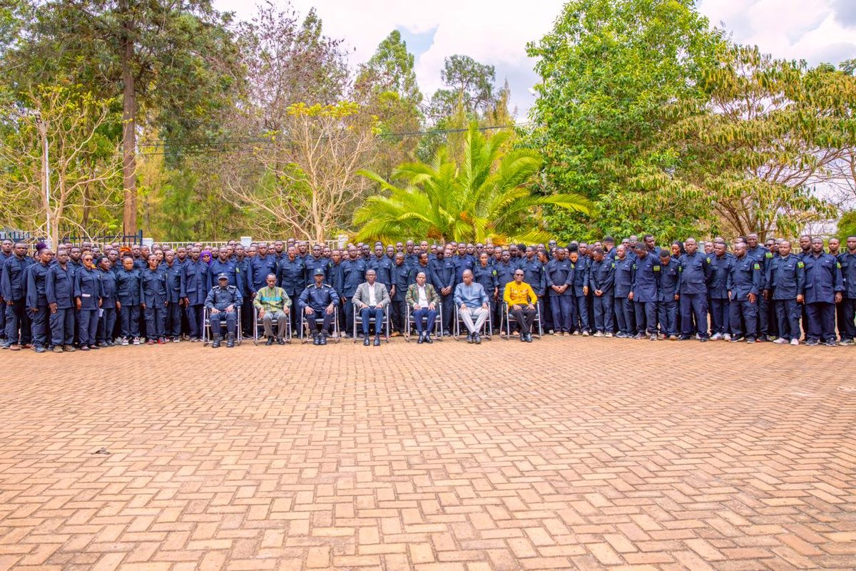 SamKabera's tweet photo. AMAKURU
========
Kuri uyu wa Gatandatu, Minisitiri @Dominiquehab yasoje amahugurwa y’abakozi ba @nrs_rwanda yari amaze icyumweru abera  mu ishuri rya Polisi i Gishari.

Amahugurwa yitabiriwe n'abakozi 150, barimo abagabo 121 n’abagore 29.

Minisitiri Habimana yashimiye abagize uruhare ngo aya mahugurwa agende neza, asaba abayitabiriye  gushyira mu bikorwa ubumenyi bahawe.

Ati :“Nyuma yo guhugurwa, ibyo mwungutse  mutegerejweho kujya kubishyira mu bikorwa. Ubumenyi umuntu yungutse ntabushyire mu bikorwa, ntacyo buba bumaze. Tubitezeho rero kubushyira mu bikorwa kuko bituma inshingano mufite zirushaho kunoga. Ibyo mwari musanzwe mukora byari byiza ariko ntabwo bivuze ko aribyo byiza gusa bishoboka. Iyo ukora uhora wibaza ngo: ese nta bindi byiza nakora birenzeho?”

Yabasabye kurangwa no:

•Kwiyoroshya no kwemera guhinduka;
•Kunoza gahunda y'igororamuco no kuyikurikirana;
•Kudakorera ku ijisho;
•Gukorera hamwe no kurushaho gukorana n’izindi nzego;

Dr Jean Damascene Nshimiyimana wavuze mu izina ry’abahuguwe, yavuze ko amahugurwa bahawe bazayakoresha mu kunoza neza akazi kabo birinda amatiku, kwirara n’ibindi.