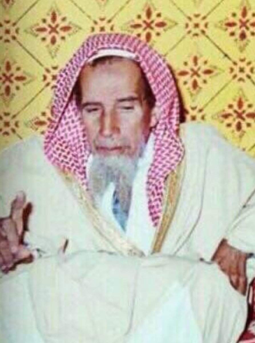 ALfalehaaa's tweet photo. في السبعينيات الهجرية (1370هـ) كانت المساجد في مدينة بريدة تُفرَش بالرمل، وكان بكلّ مسجد (خَلوة) تحت الأرض، كبقية المساجد في نجد، فهي باردة في الصيف، دافئة في الشتاء، والنوم في المسجد وقت الظهيرة من العادات أيام الصيف .. وكان أحد هؤلاء الشيخ صالح الخريصي - رحمه الله - (رئيس محاكم القصيم السابق)، وهو - رحمه الله - معروف بالتواضع والزهد، فقد كان يفترش الرمل ويضع جزءاً منه كالوسادة تحت رأسه، ليرتاح قليلاً وقت الظهيرة .. رحمه الله رحمة واسعة.
= مذكّرات وذكريات للشيخ إسماعيل بن عتيق.
