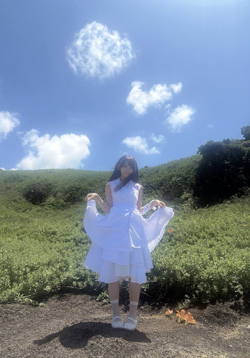 nogizaka46's tweet photo. 【ブログ更新 森平麗心】 羽が生えたみたい https://t.co/TSUk9onsfP https://t.co/eWO1q4JK4V