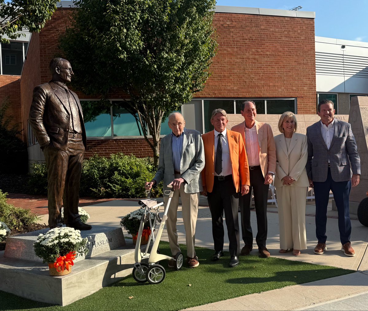 DondePlowman's tweet photo. Student-athlete. Alumnus. Business leader. Mentor. Donor. Champion. Friend. For generations, Jim Haslam has shared his time, heart, and generosity with UT in countless ways. This statue is a reminder of what it truly means to be a Vol for Life. The ultimate VFL, Jim Haslam. https://t.co/BUpqQU5PSJ