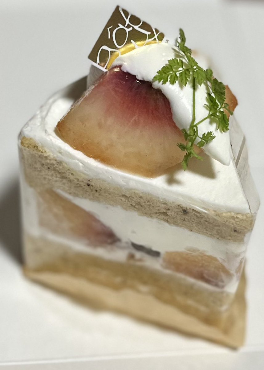 on78532005's tweet photo. 色々あって頑張ったご褒美❣️
桃と紅茶のショートケーキと焼きいも最中😋めっちゃ美味しいかった https://t.co/XIKF23b4ot