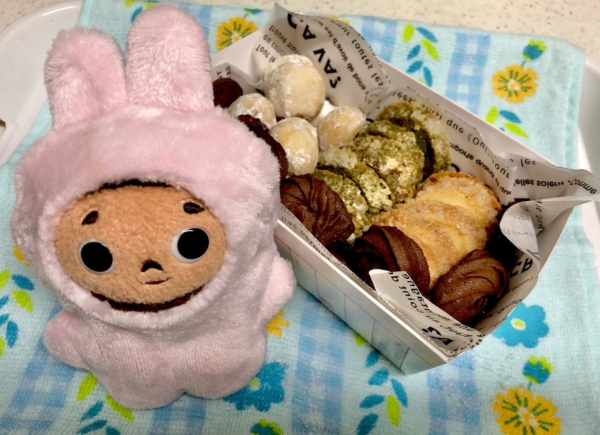 chebmama's tweet photo. お姉ちゃんが作ったクッキーは
美味しいよ〜😋💚💛🤍🤎 https://t.co/ToOjieTWO3