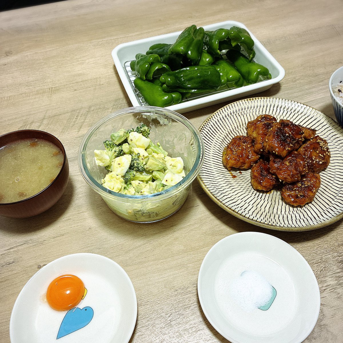 monyo_3's tweet photo. 本日はピーマンつくねとブロッコリーとアボカドのミモザサラダとなめこのお味噌汁✨✨
ピーマンの苦味もえぐ味も甘味も美味しく思えるので大人になってよかったよね😌💫 https://t.co/LqGSklTe31