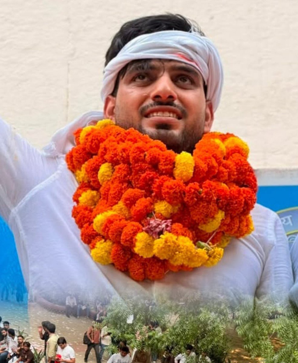 JaikyYadav16's tweet photo. विशेष तुम तो सच में विशेष निकले भाई। 🔥

मात्र 129 वोट 
मात्र 129 वोट 
मात्र 129 वोट 

यकीन नहीं हो रहा है कि इतने करीब आकर लास्ट राउंड में सिर्फ और सिर्फ 129 वोटों से विशेष यादव को हरा दिया गया।

सामने ABVP के लक्ष्यराज सिंह थे तो 129 वोटों से हारना तो बनता ही था।

कोई बात नहीं विशेष यादव आपने वहां इतनी तगड़ी लड़ाई लड़ी है जहां आपके हाथ से सबकुछ फिसल गया था लेकिन फिर भी अपना तगड़ा छाप छोड़ गए।

शानदार चुनाव लड़ा है आपने, बस जातीय राजनीति थोड़ी भारी पड़ गई।