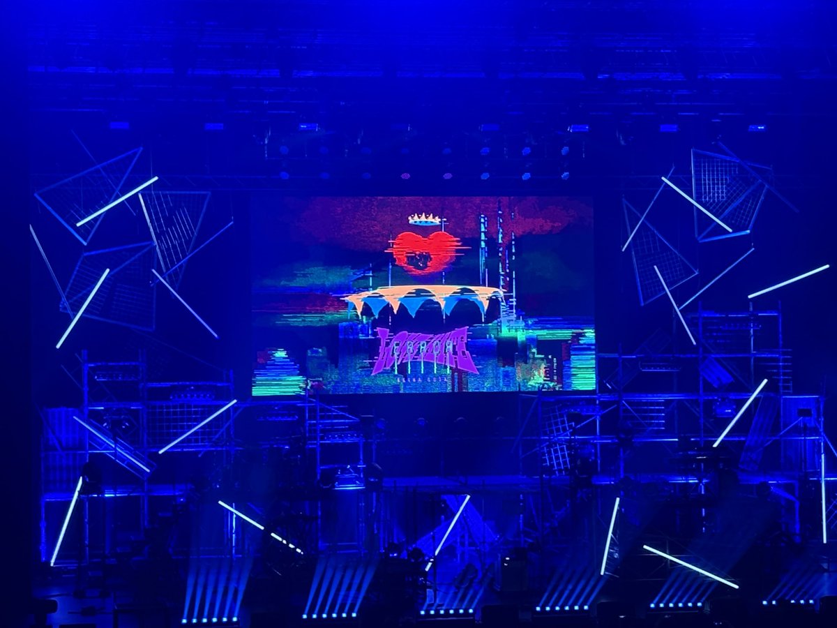 orion_no19's tweet photo. #須田景凪
前回より大きなホールでの須田景凪さん演出がかっこよくて本当に良かったです 
4月厳しそうだから一旦しばらく見られなさそうなので目に焼き付けました
矛盾だらけエラーだらけの人間だけど大切に抱えて許して生きていきます
ありがとう https://t.co/muXn60tCr9