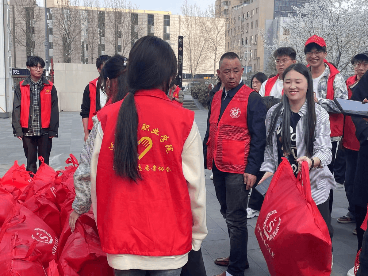 puddu656493's tweet photo. Just wrapped up 3 days volunteering at the community food bank, packing 200+ care packages for local families in need. Small acts add up to big warmth ， https://t.co/aw1RU8gDxW