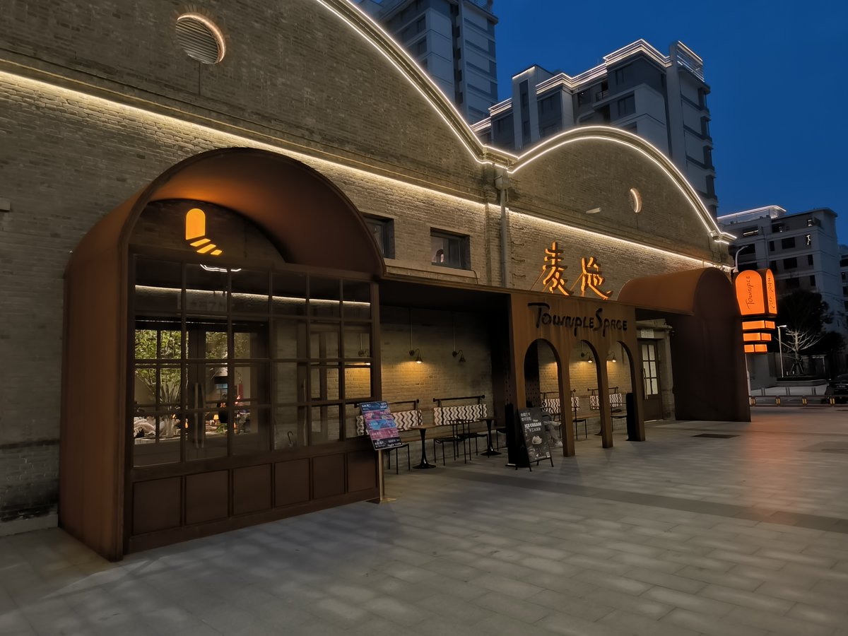 genkitai's tweet photo. 麦忘馆TOWNPLE织音店。万能青年旅店ゆかりのレストラン。こだわりの内装アートワークに感無量。 https://t.co/wrXV1LQbpt
