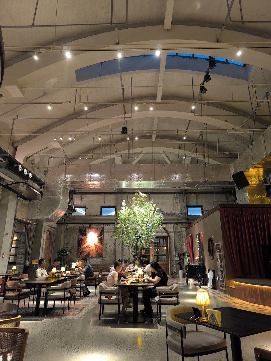 genkitai's tweet photo. 麦忘馆TOWNPLE织音店。万能青年旅店ゆかりのレストラン。こだわりの内装アートワークに感無量。 https://t.co/wrXV1LQbpt