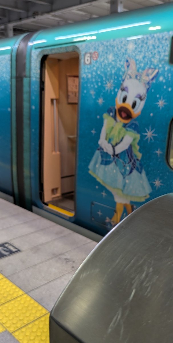 pulidonis's tweet photo. 帰りの新幹線がディズニーラッピングの車輌だった。アナウンス前のメロディまで違うんだね。 https://t.co/FAgOwMrWrY
