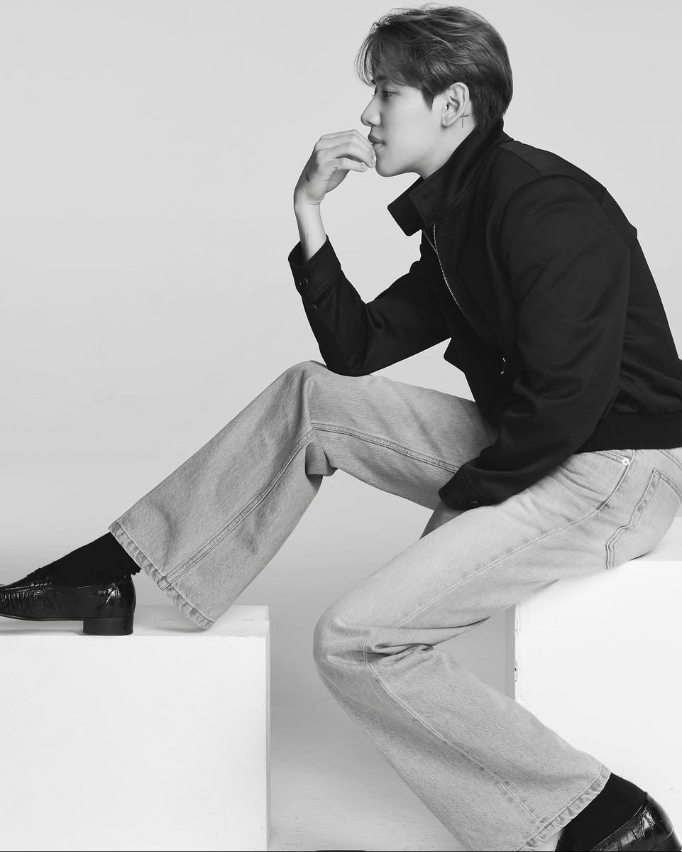 WipakornV's tweet photo. ภาพ Portrait ที่ดูแพงไม่จำเป็นต้องมีฉากที่หรูหราหรือซับซ้อนเลย แค่ท่าโพสต์+วัตถุประกอบฉาก+พื้นที่ว่าง+ความสมดุลของโทนสีและน้ำหนักแสงที่แม่นยำก็เพียงพอแล้ว

ขอชม Creative Director ของภาพเซ็ทนี้ ที่ดึงจุดเด่นของแบมออกมาได้หมดเลย ไม่ว่าจะเป็นรูปหัวทุยสวย ผมดกหนานุ่ม สันจมูกโด่ง โปรไฟล์หน้าที่คมชัด ขายาวๆ รวมทั้งบุคลิกสบายๆ

แอบยกให้เป็นภาพแห่งปีของท่าน ณ ตอนนี้ ปรบมือค่ะ 👏🏻👏🏻👏🏻

#BoPureXxBamBam
#BamBam