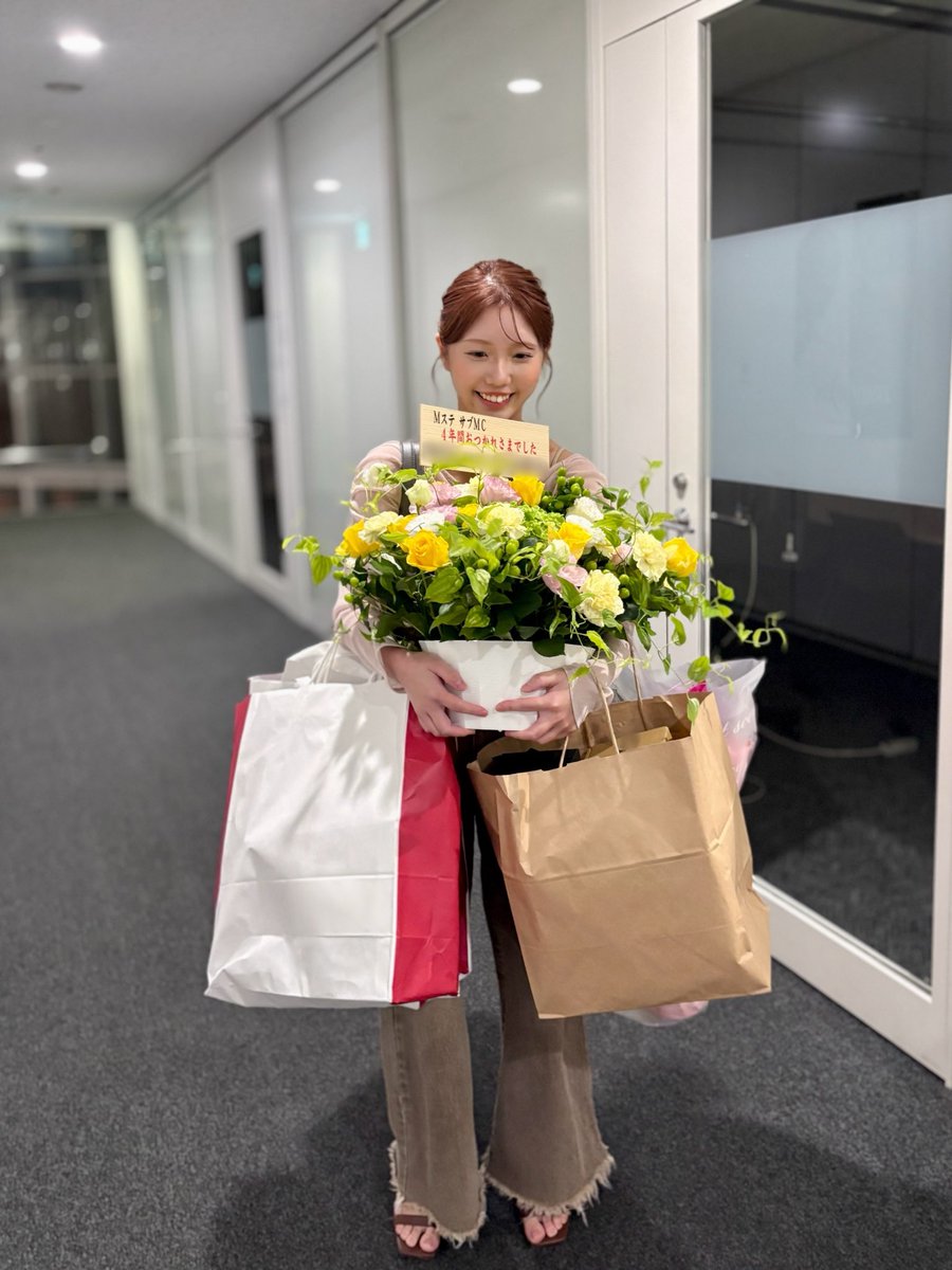 sarasasuzuki_ex's tweet photo. ミュージックステーション7代目サブMCを卒業しました！！💐

最後のOAが始まる1分前、いつも通り本番を待っていたら、目の前のカメラマンさんたちが1人ずつ👊と拳を出してくださって、素直に泣きそうになりました。思い出すと今でもちょっと泣きそうです。そんなこと、今まで一度もしたことなか���たのに！あれはずるいです。

卒業が決ま��てからは、終わる私と続いていくMステ、2つの時間軸を生きているような不思議な感覚でした。

何年か前から、「Mステを卒業することになった人は、どんな気持ちになるんだろう？」とずっと興味がありました。
4年間続けた場所を自分だけが手放して、Mステはそのまま続いていく。ここにいたい気持ちを抱えながらも、そんな状況が人の中にどんな感情を生むのか。それをリアルに体験できることを、純粋に楽しみにしていました。

いざ終わってみて、日記がてら昨日あったことや思ったことを、ぶわーっと3,000字くらい書いてみました。

でも、書いても書いても、今はまだ昨日という一日に対して思ったことが巡るばかり。「Mステを卒業した」という大きなものには、まだ感情が届いていないみたいです。

「寂しい」とたくさんの人に言って���らえて嬉しかったけれど、それ以上に「これからもよろしく」と言ってもらえたことが嬉しかったです。もう私の延長線上にMステはないけれど、Mステでできた縁はこれからも繋がり続けると信じています。

4年間、本当にありがとうございました！
#Mステ